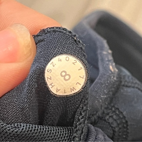 Lululemon Final Lap Tank in navy blue back pocket size 8 built in bra - Picture 9 of 10